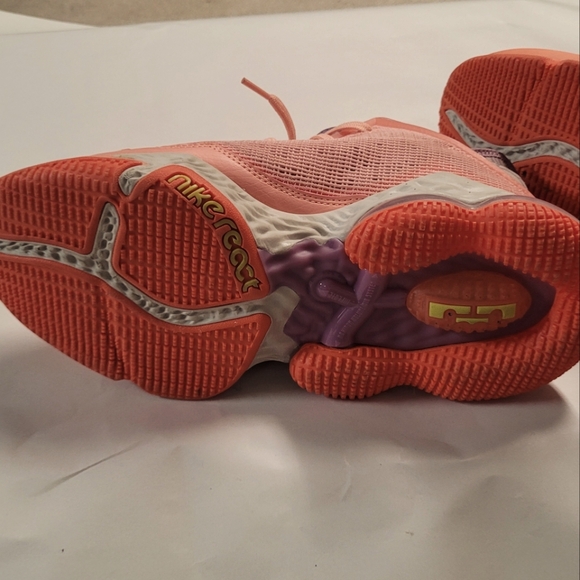 Nike LeBron 19 Low Hawaii - Picture 7 of 9